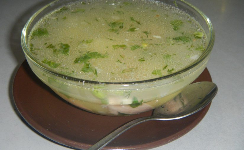 Курячий суп із зеленим горошком і картоплею