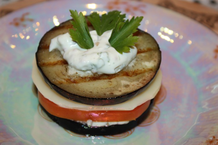 Святкова закуска з баклажанів – міні-салат з помідорами і моцарелою