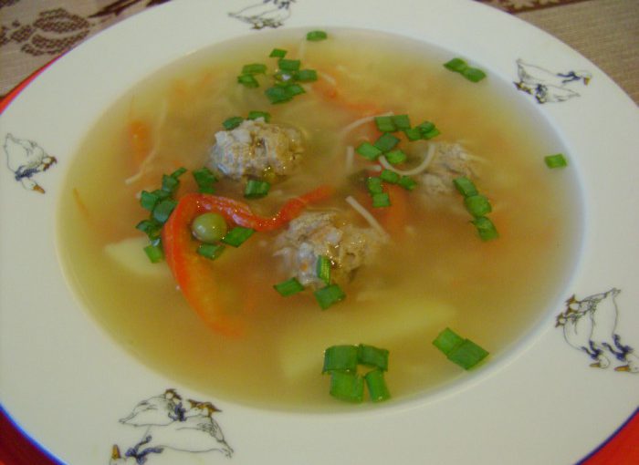 Дієтичний овочевий суп з фрикадельками і вермішеллю