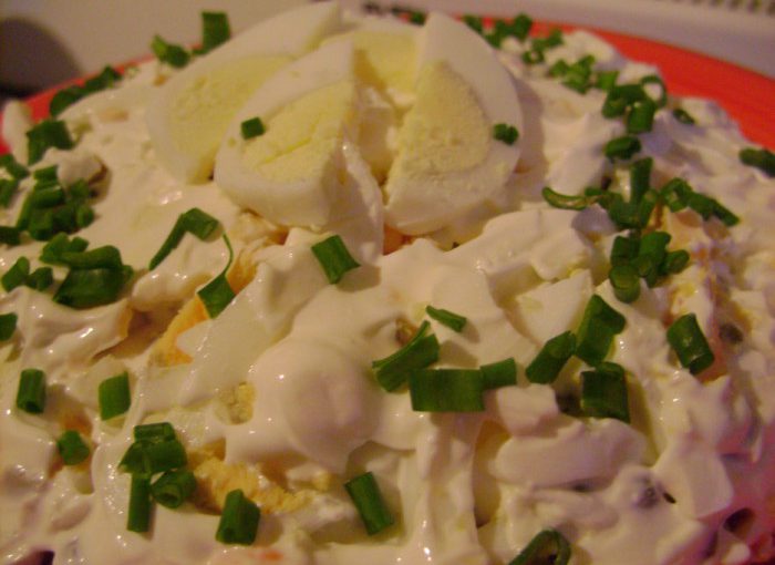 Смачний салат з сардиною, яйцем, горошком і тушкованими овочами