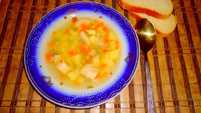 Смачний суп з кролика з картоплею, вермішеллю і зеленим горошком