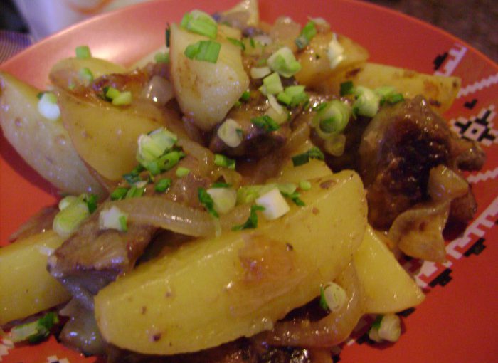 Печінка яловича з картоплею, цибулею і салом на сковороді