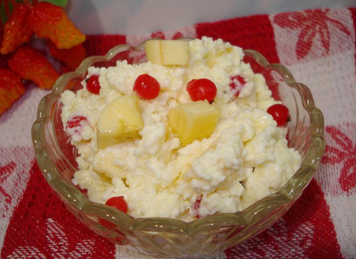 Смачний десерт з сиру та згущеного молока, з бананом і червоною смородиною