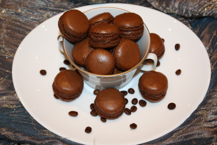 Шоколадне печиво макаронс на італійській мерензі