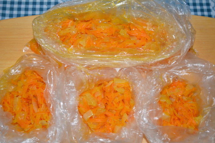 Заморожена зажарка для супу з моркви і цибулі