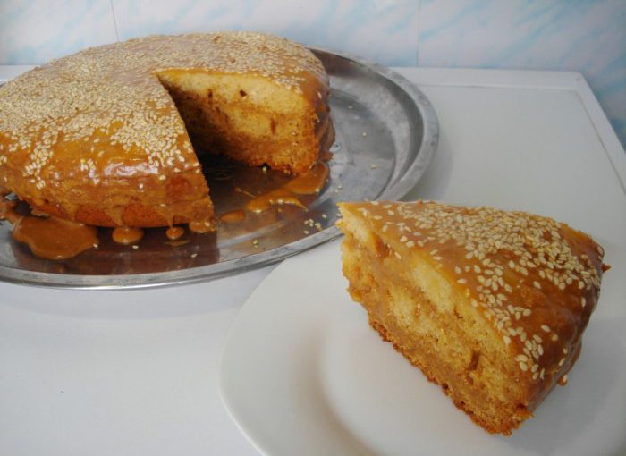 Медовик в мультиварці – смачний та пишний домашній торт зі згущонкою
