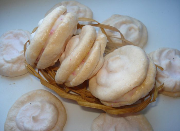 Домашнє кольорове печиво макарунс з кокосовою начинкою