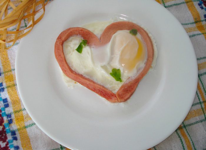 Яєчня з сосискою у вигляді серця в мікрохвильовці