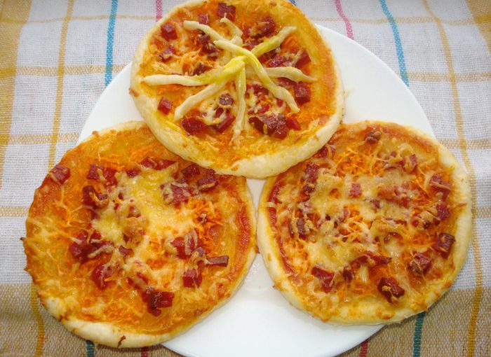 Домашня міні-піца з листкового тіста з ковбасою, сиром і морквою