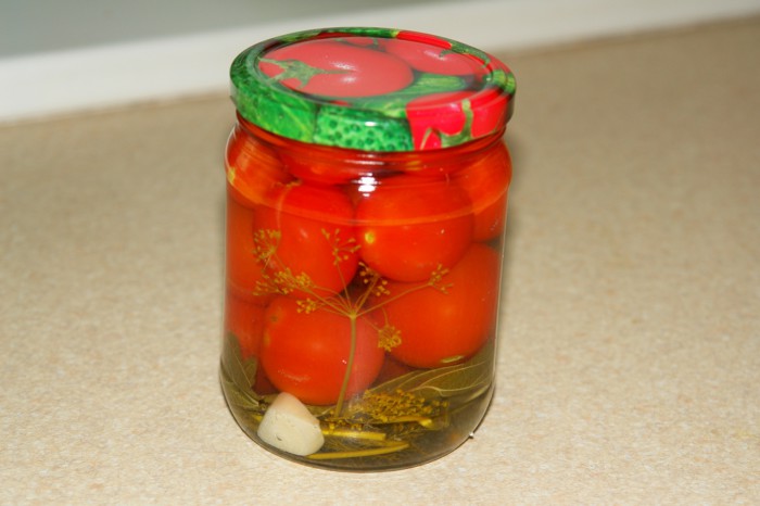 Смачні пряні помідори консервовані на зиму без стерилізації