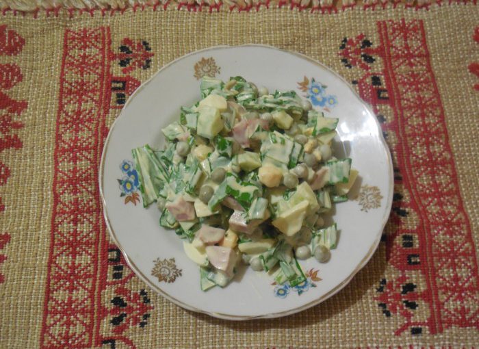 Смачний салат з черемші з яйцем, свіжим огірком і зеленим горошком