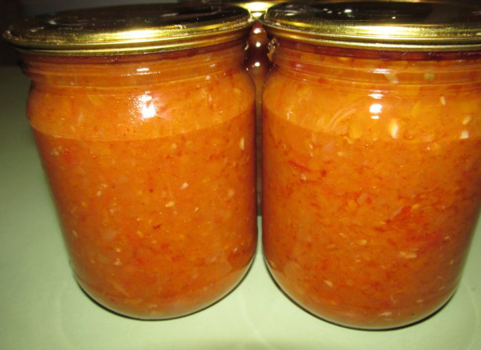 Густий томатний гострий соус з помідорів і яблук – заготовка з хріном та гострим перцем