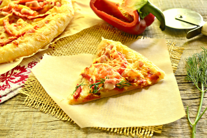 Бездріжджова піца з готового листкового тіста з беконом, перцем і помідорами