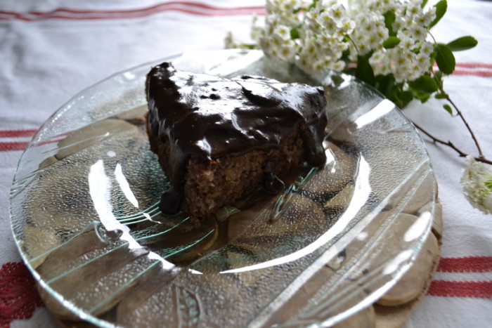 Єврейський торт з вишнею та горіхами під шоколадною глазур’ю