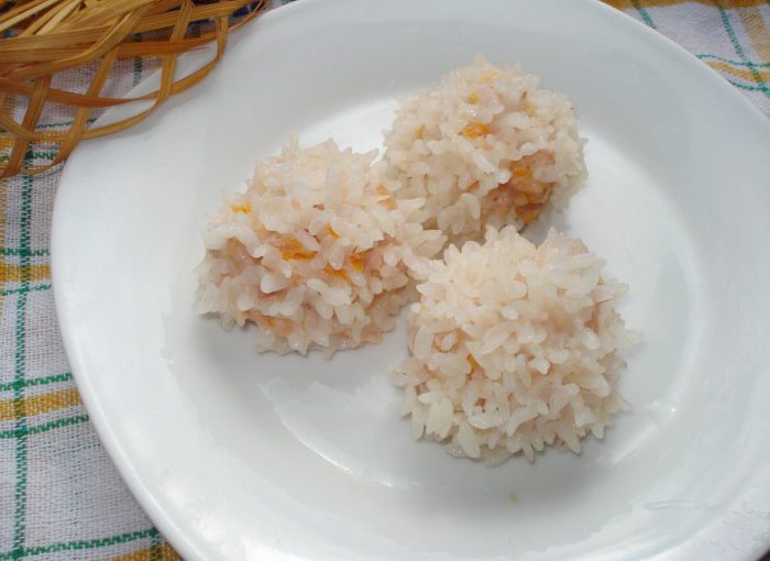 Дитячі парові тефтелі-їжачки з фаршу з рисом у мультиварці
