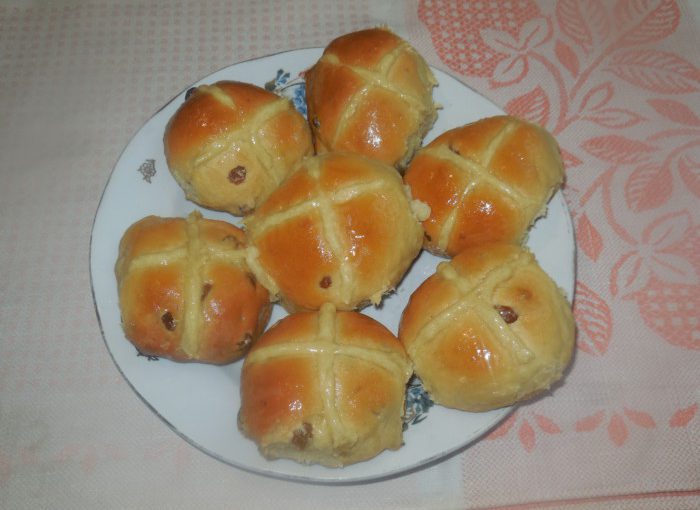Великодні булочки з родзинками – смачні булочки хрестові