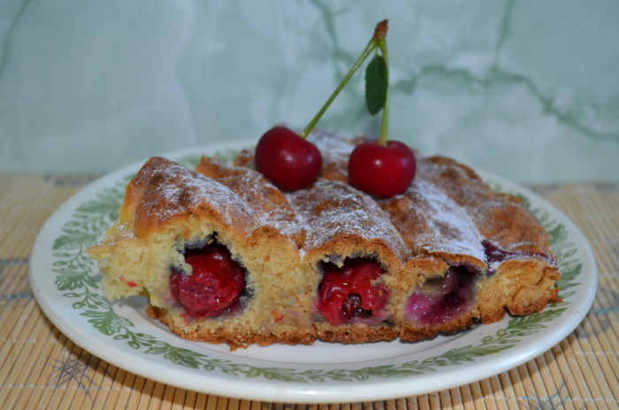 Пиріг-равлик з вишнями – спіральний пиріг на кефірі