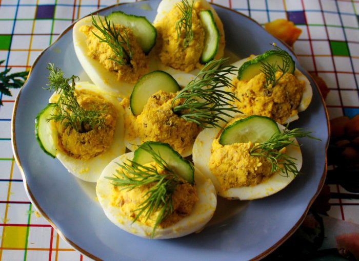 Варені яйця фаршировані консервою з жовтком і майонезом – смачна і швидка закуска
