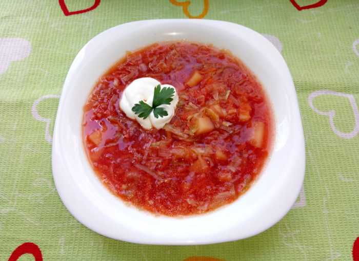 Червоний борщ з солоними помідорами – оригінальний та смачний