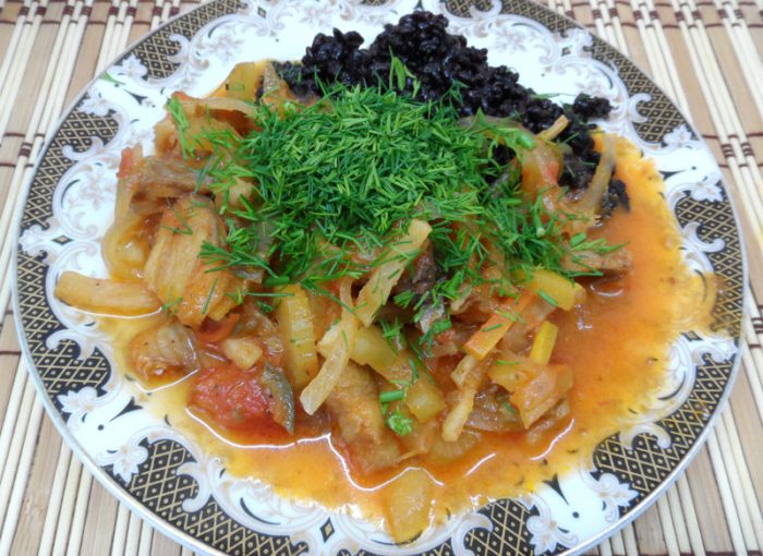 Риба тушкована з овочами та рисовим гарніром – страва за правилом тарілки