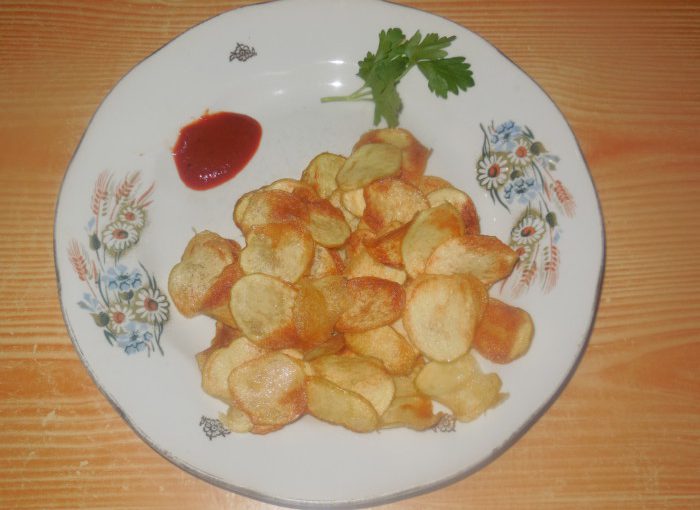 Домашні чіпси з молодої картоплі на сковороді – просто і смачно