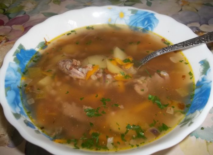 Смачний гречаний суп із м’ясом на яловичому бульйоні