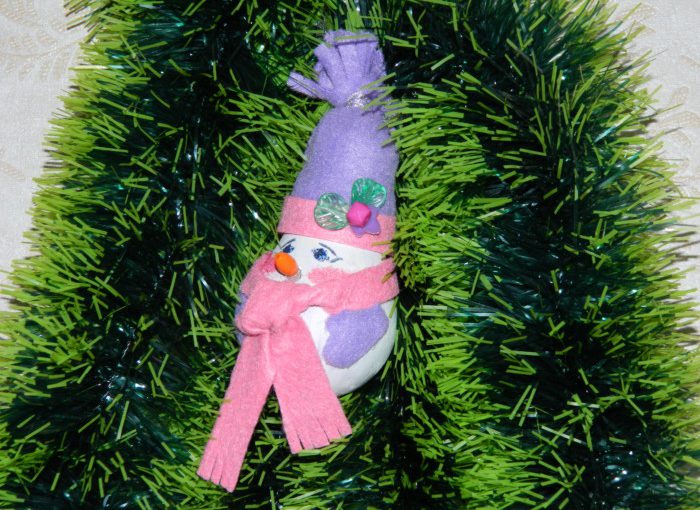 Сніговик з лампочки – новорічну прикрасу на ялинку своїми руками