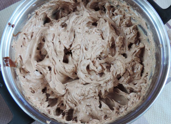 Шоколадний заварний крем без муки – смачний масляний крем для торта