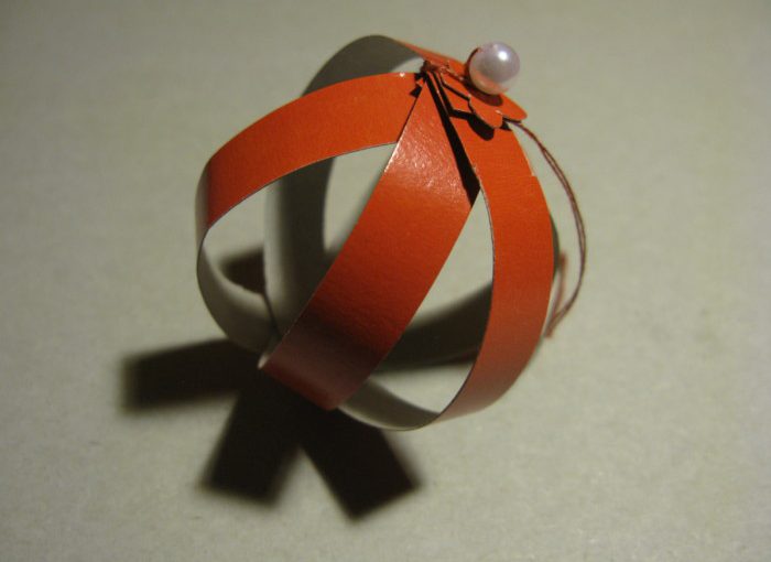 Об'ємна куля з кольорового паперу - новорічне прикрашання ялинки своїми руками