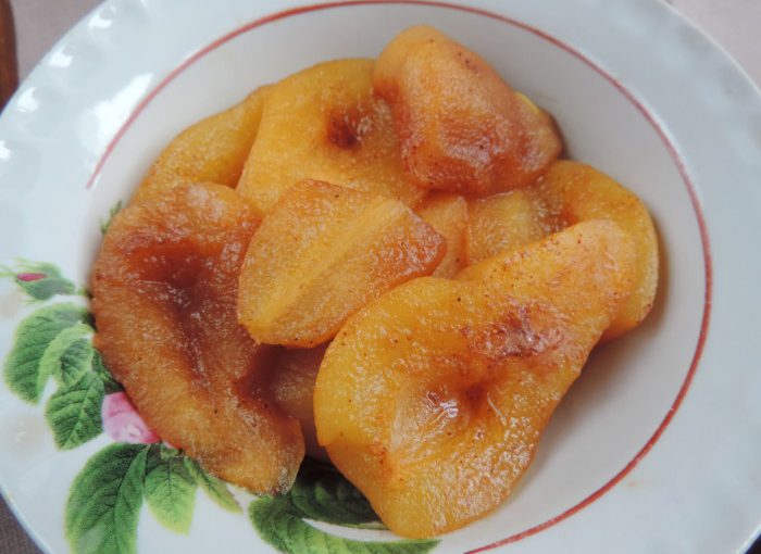 Карамелізовані груші в сиропі половинками – десерт та фруктовий прошарок для торта