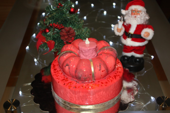 Багатоярусний новорічний торт Свічка – домашній бісквітний торт з солоною карамеллю