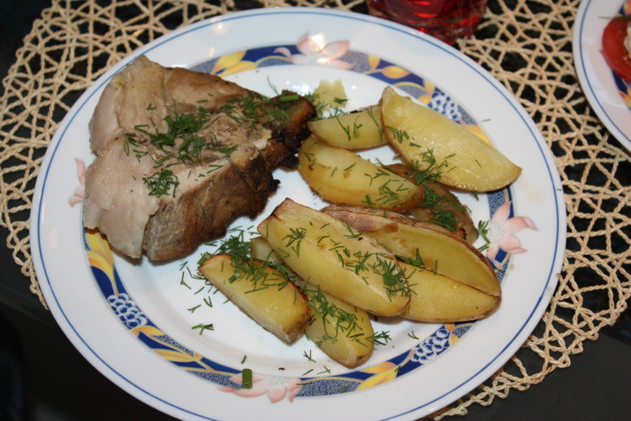 Запечена картопля і грудинка на кістці в духовці
