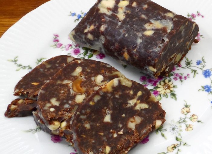 Шоколадна ковбаска з печива з горіхами – смак дитинства