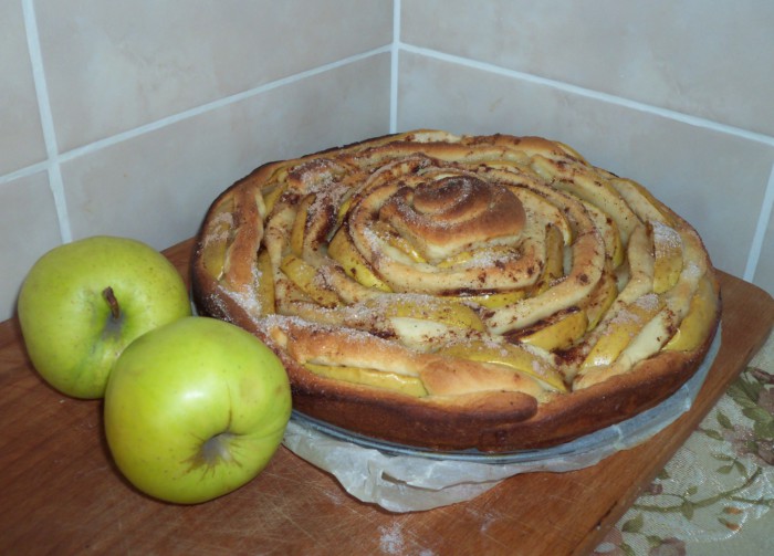 Яблучний пиріг Чайна троянда із дріжджового тіста – гарний і смачний