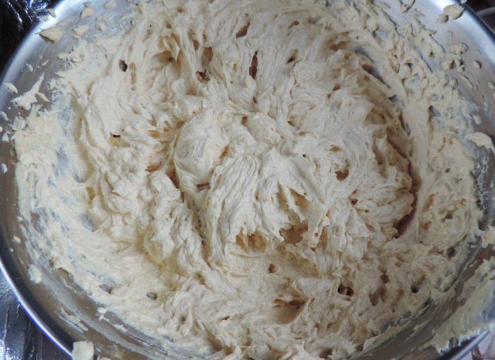 Заварний крем на жовтках і молоці – смачний крем для торта Естерхазі