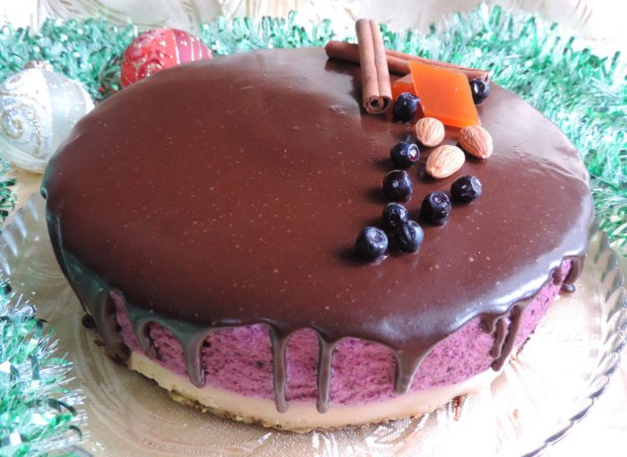 Чорничний мусовий торт з грушевим желейним прошарком і шоколадною глазур’ю