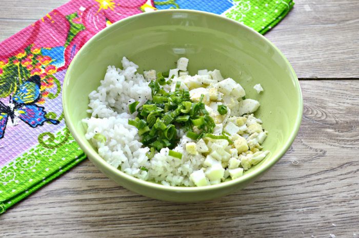 Фаршировані млинці з рисом, яйцем та зеленою цибулею