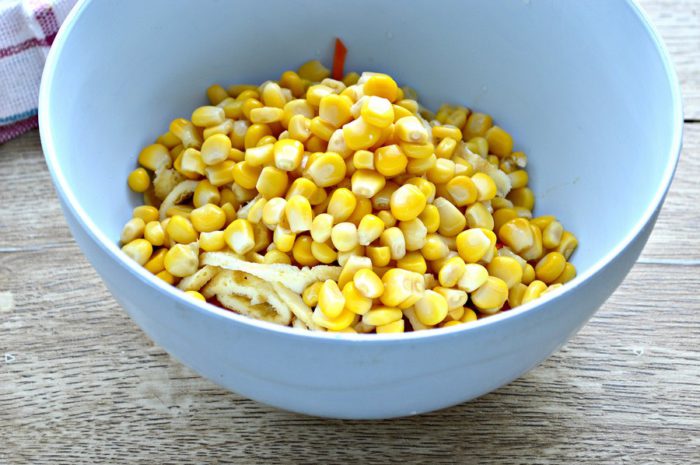 Салат з яєчними млинцями і куркою з кукурудзою