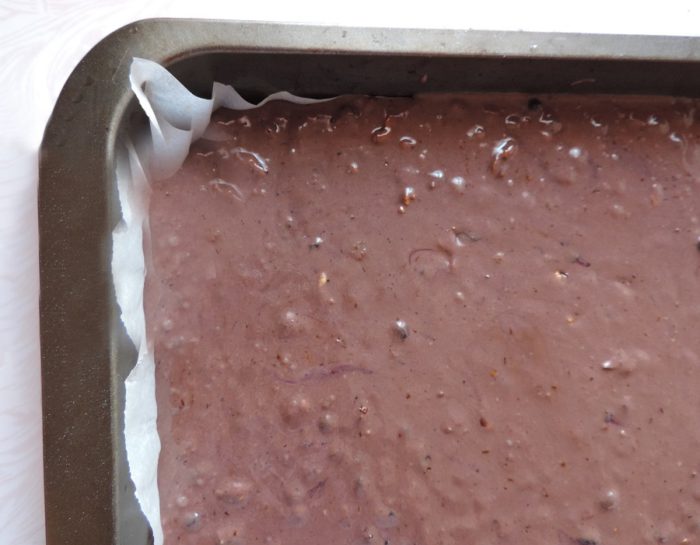 Кавово-шоколадний пиріг з горіхами і чорницею