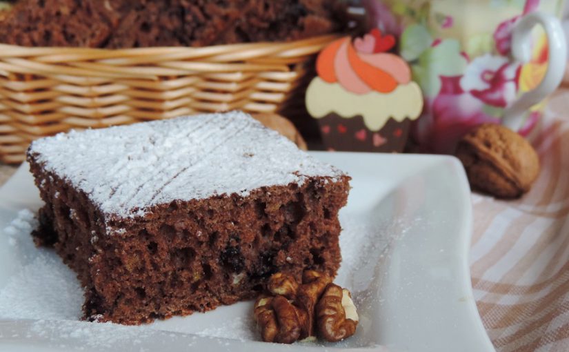 Кавово-шоколадний пиріг з горіхами і чорницею