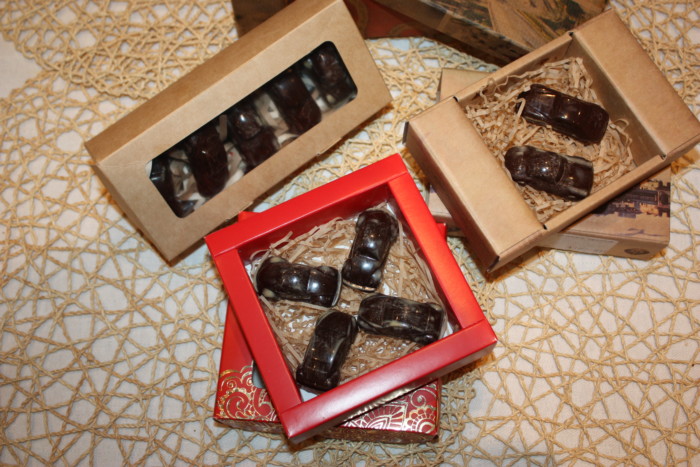 Домашні корпусні шоколадні цукерки з двома начинками – полуничною і карамельної