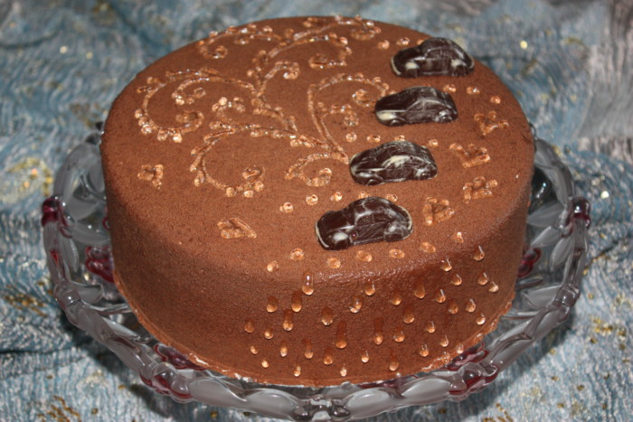 Полуничний мусовий торт з горіховою карамеллю і велюром