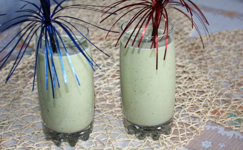 Зелений молочний коктейль з бананом – вітамінний напій для схуднення