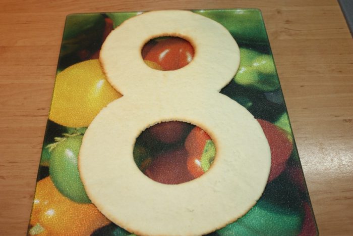 Торт у вигляді цифри 8