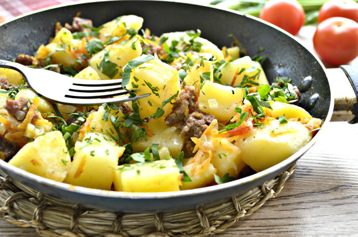 Тушкована картопля з фаршем та овочами на сковороді – швидко і смачно