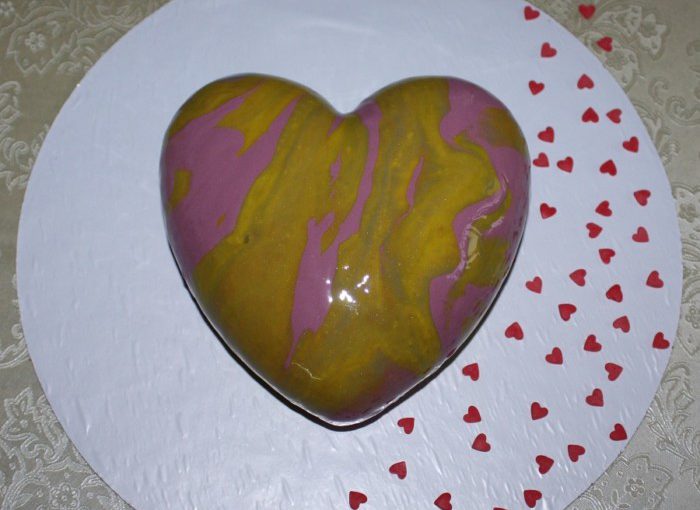 Муссовий торт у формі серця із дзеркальною глазур’ю – смачний торт на день Валентина