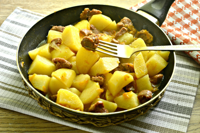 Тушкована картопля з тушонкою на сковороді – швидко, просто та смачно