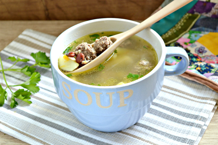 Квасолевий суп з фрикадельками з консервованої квасолі – швидко та смачно
