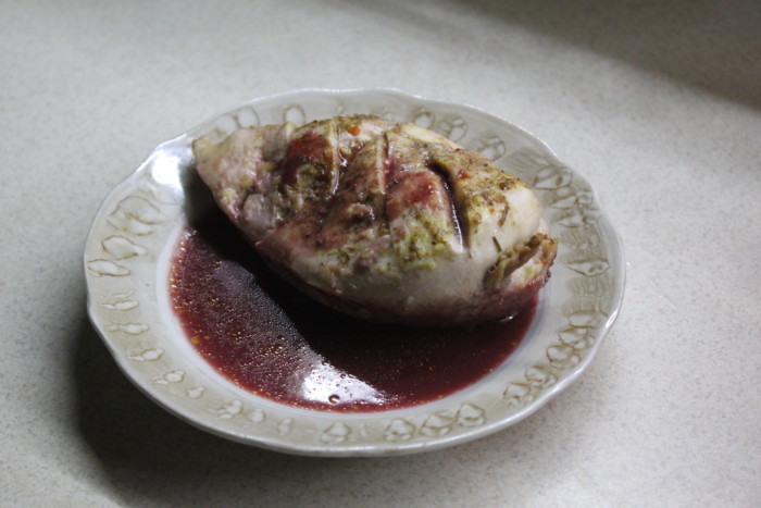 Куряча грудка в соусі зі сметани, червоної смородини і вишні