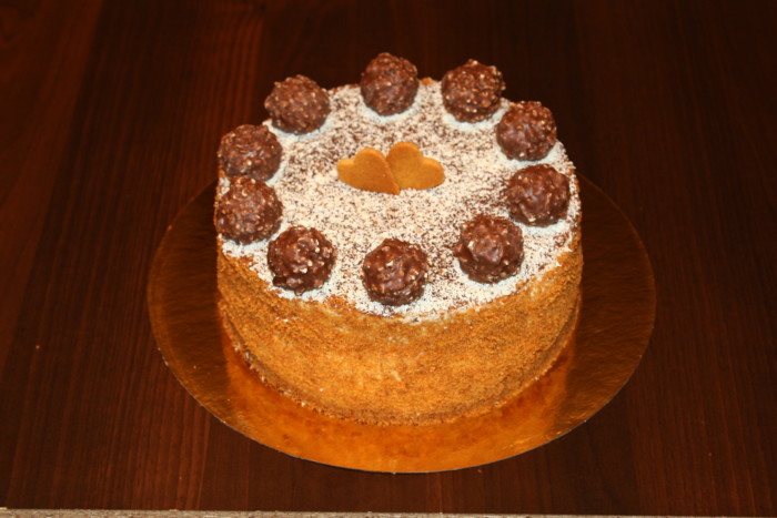 Шоколадний грушевий торт з вершковим кремом, желейним прошарком з груші та трюфелями